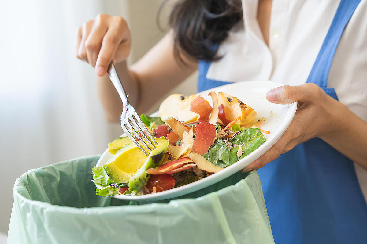 AdobeStock_KMPZZZ__Lebensmittelverschwendung - Gesunde Lebensmittel landen in der Tonne