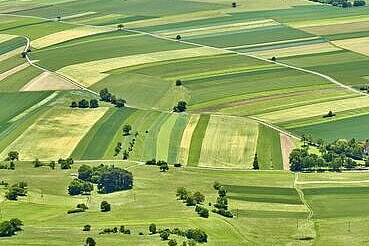 Luftbildaufnahme landwirtschaftlich genutzter Felder Luftbildaufnahme landwirtschaftlich genutzter Felder