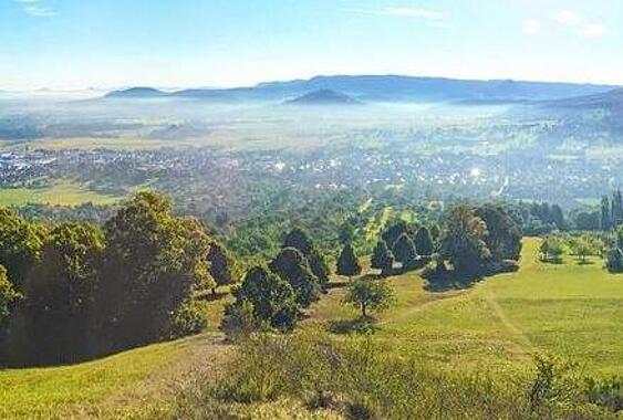 Schwäbische Alb - Panoramaaufnahme unterhalb der Burg Teck mit Aussicht auf Bissingen Weitblich in die grüne Landschaft unterhalb der Burg Teck mit Aussicht auf Bissingen