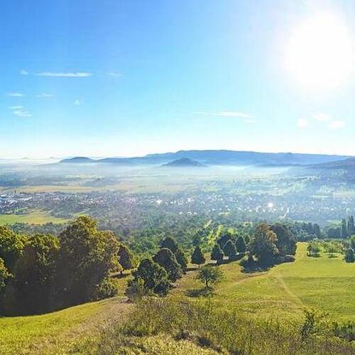 Schwäbische Alb - Panoramaaufnahme unterhalb der Burg Teck mit Aussicht auf Bissingen bergiges Grünland mit Ausblick in die Ferne